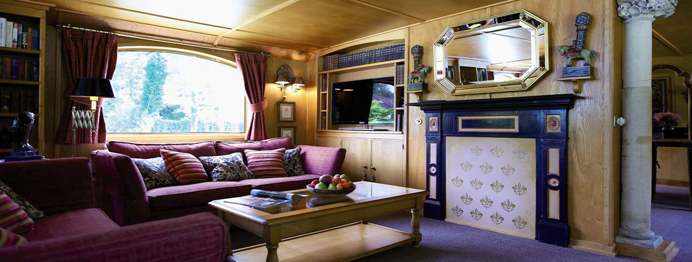 Fleur de Lys Barge Lady