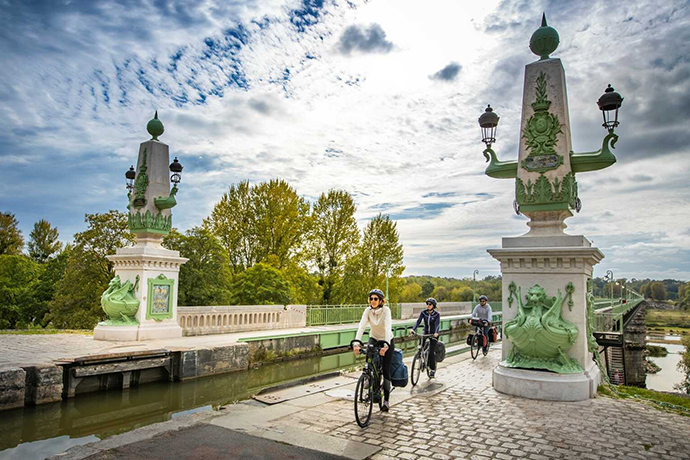 barge guests bike along the canal upper loire france