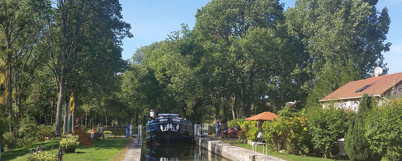 Barge Magnolia cruises in Burgundy